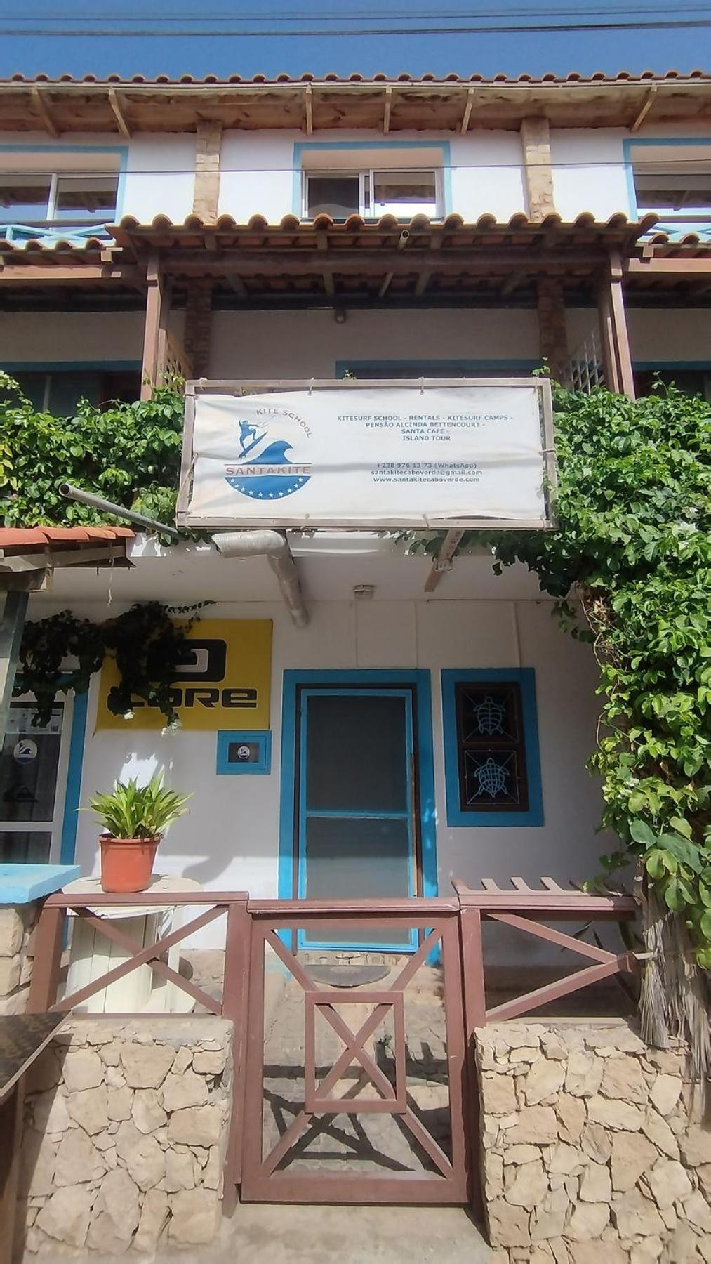 Pensao Alcinda Bettencourt 100 Meters To The Beachfront Santa Maria Exterior photo