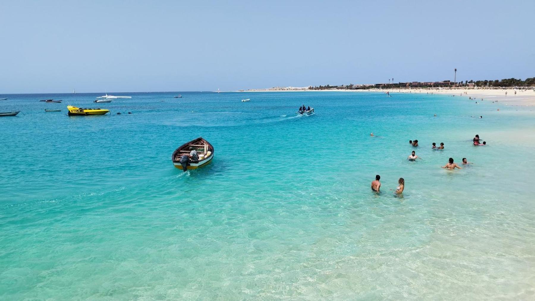 Pensao Alcinda Bettencourt 100 Meters To The Beachfront Santa Maria Exterior photo