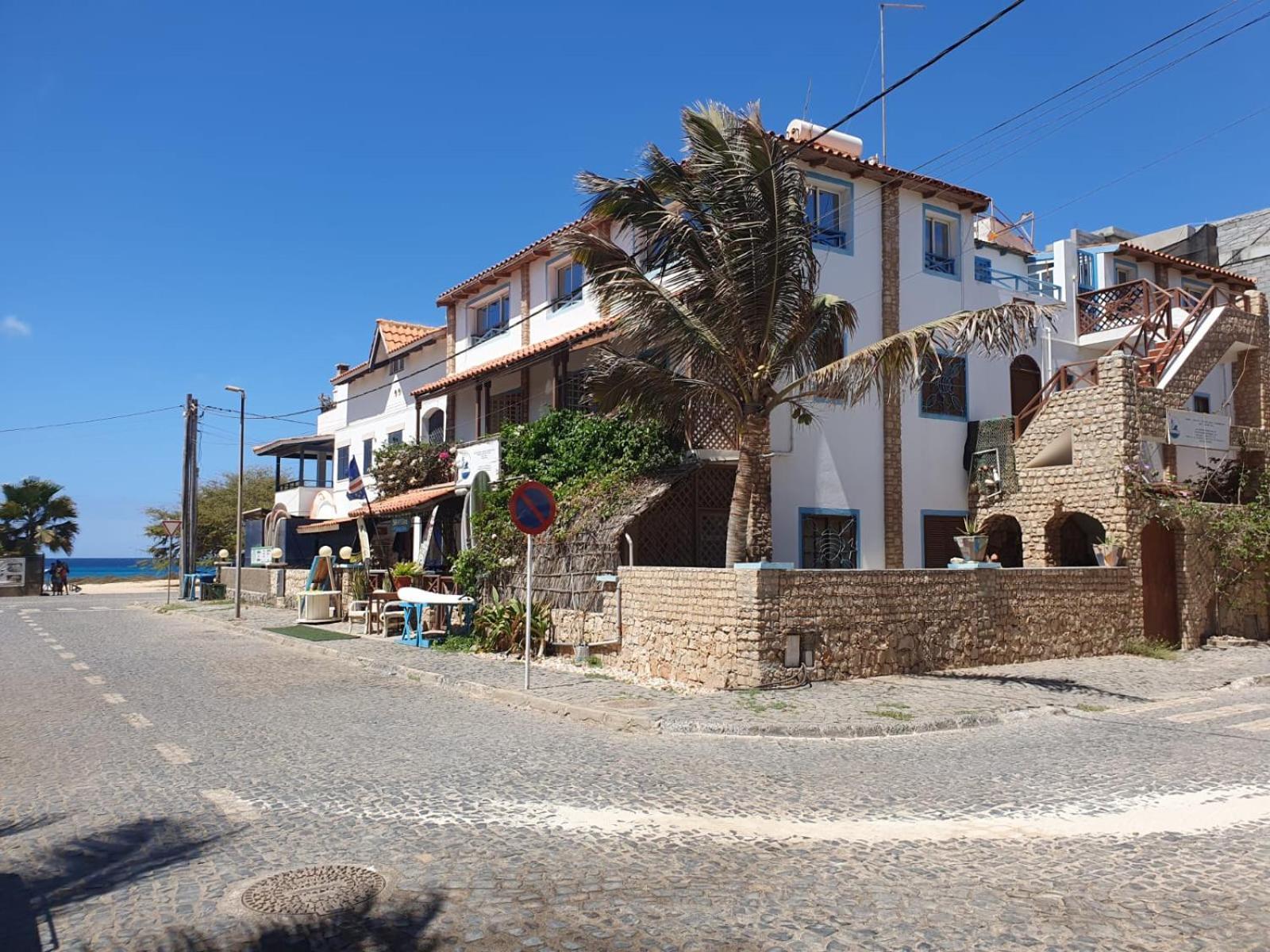 Pensao Alcinda Bettencourt 100 Meters To The Beachfront Santa Maria Exterior photo