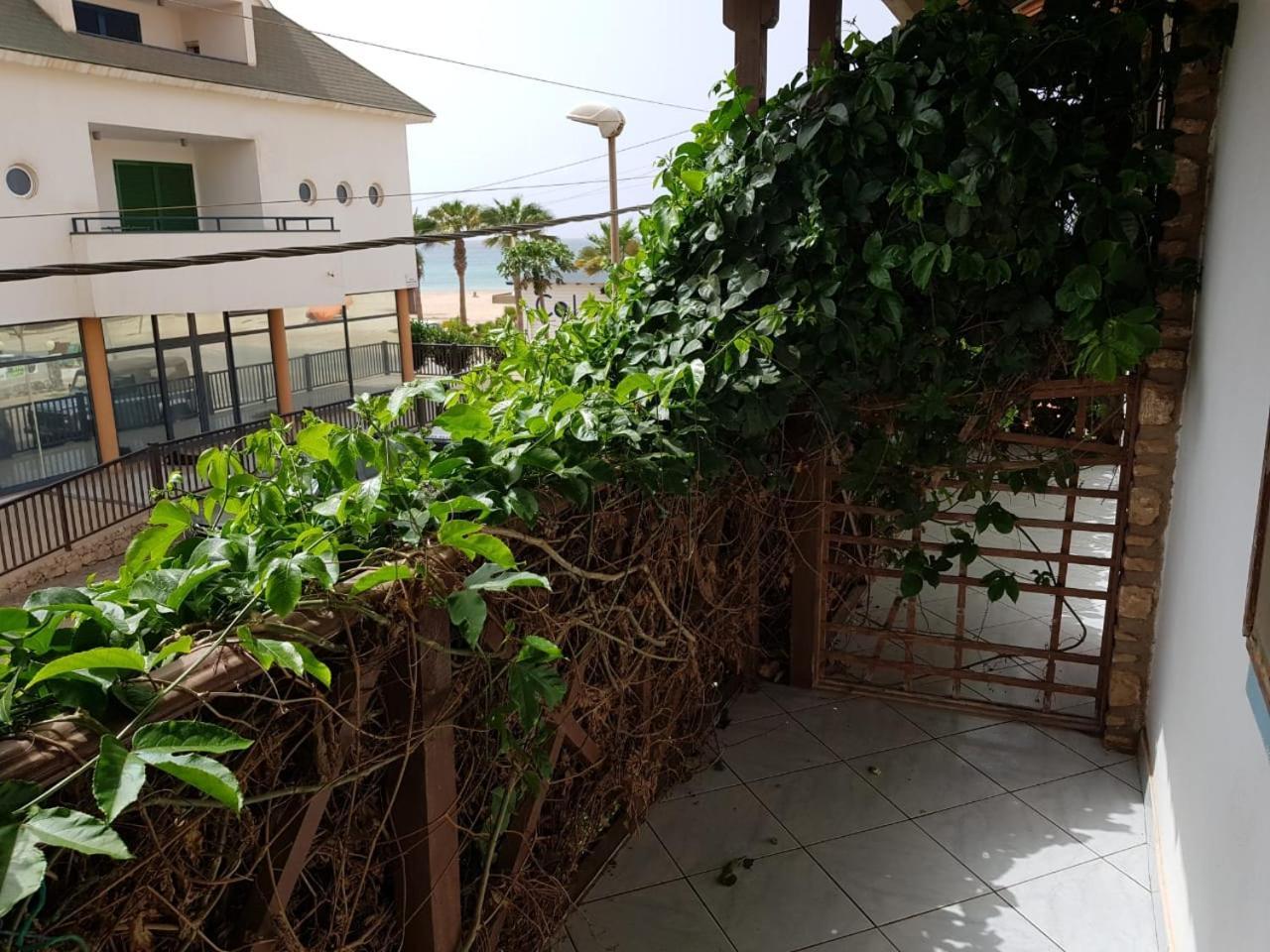 Pensao Alcinda Bettencourt 100 Meters To The Beachfront Santa Maria Exterior photo