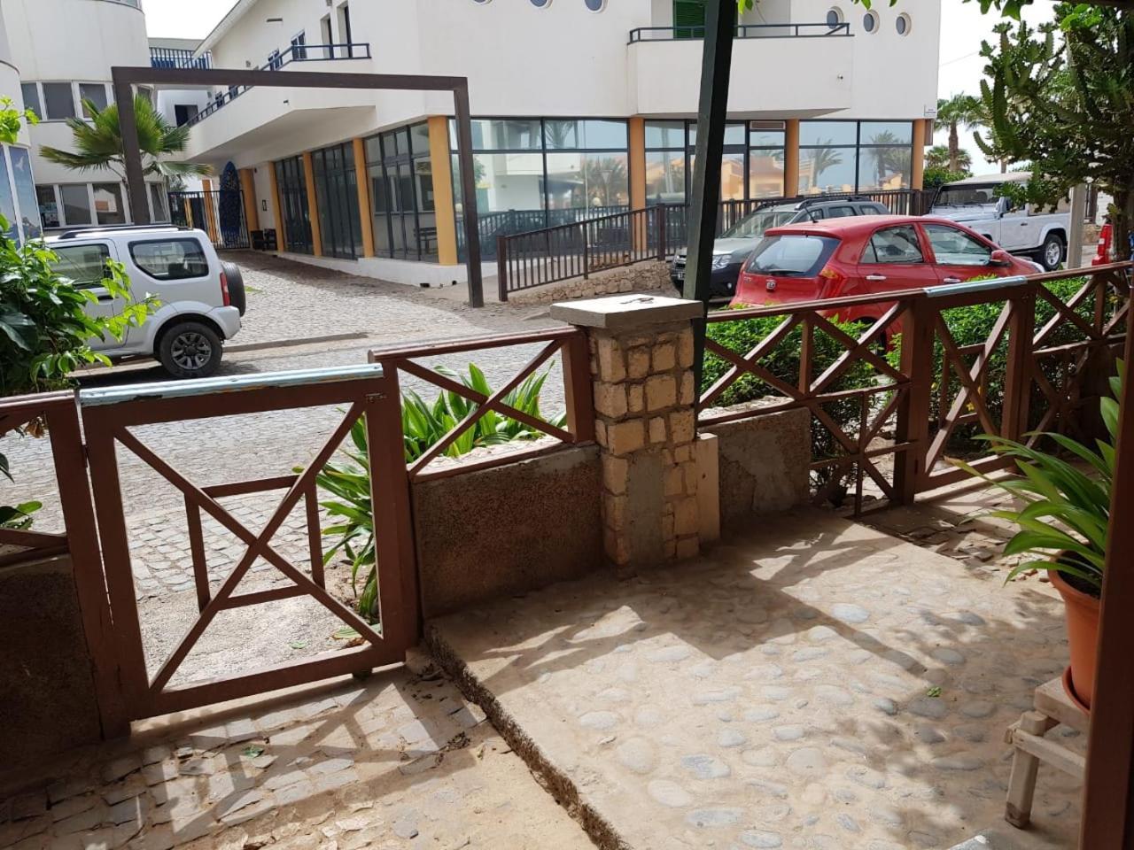 Pensao Alcinda Bettencourt 100 Meters To The Beachfront Santa Maria Exterior photo