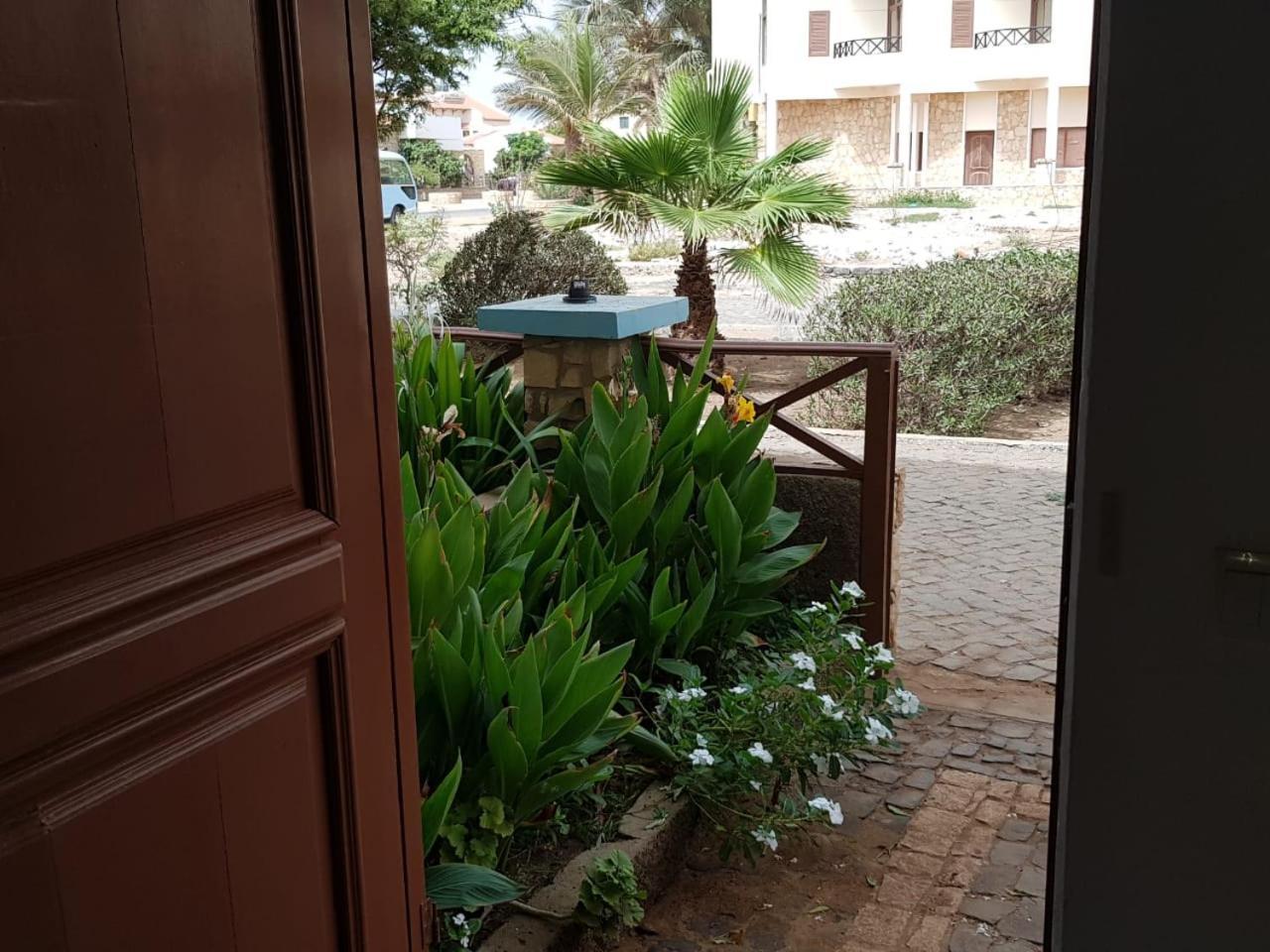 Pensao Alcinda Bettencourt 100 Meters To The Beachfront Santa Maria Exterior photo