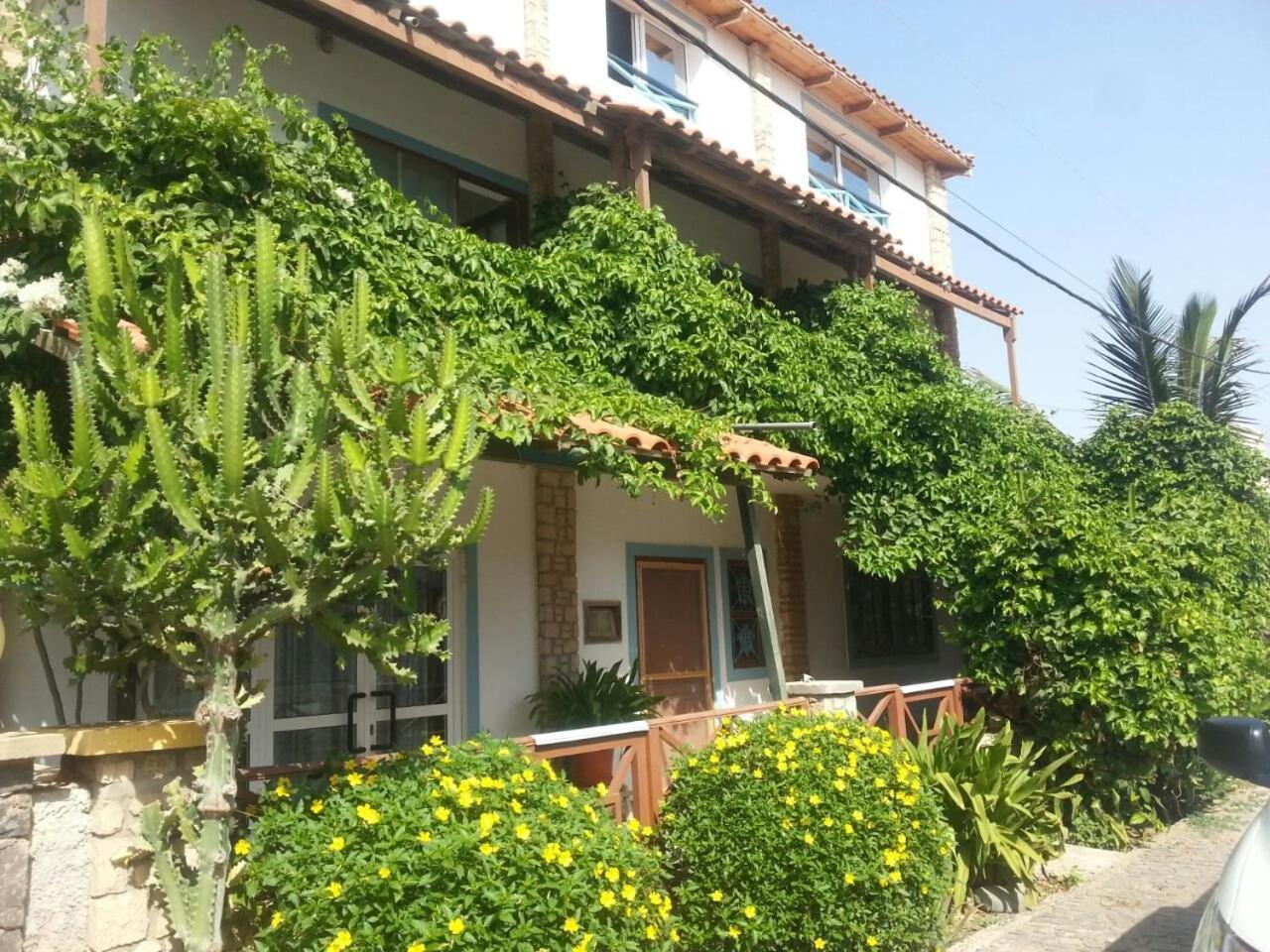Pensao Alcinda Bettencourt 100 Meters To The Beachfront Santa Maria Exterior photo