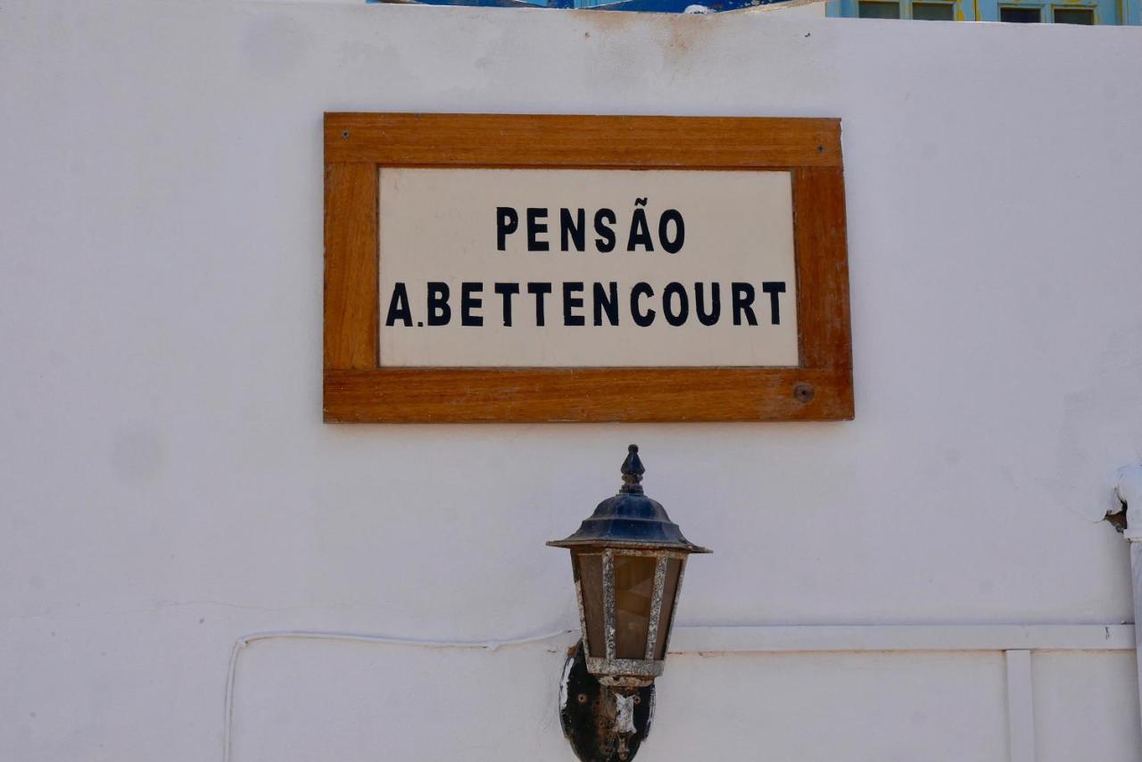 Pensao Alcinda Bettencourt 100 Meters To The Beachfront Santa Maria Exterior photo