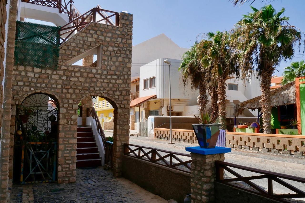 Pensao Alcinda Bettencourt 100 Meters To The Beachfront Santa Maria Exterior photo